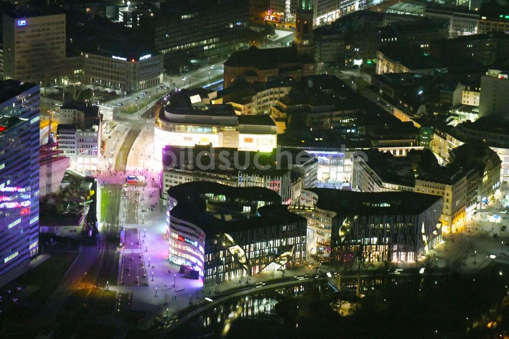 Nacht-Luftaufnahme Düsseldorf - Nachtluftbild Einzelhandels- und Büroimmobilie „ Köbogen “ in Düsseldorf im Bundesland Nordrhein-Westfalen