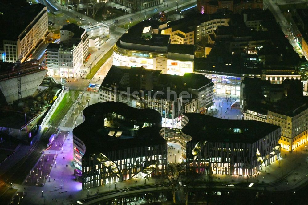 Düsseldorf bei Nacht von oben - Nachtluftbild Einzelhandels- und Büroimmobilie „ Köbogen “ in Düsseldorf im Bundesland Nordrhein-Westfalen