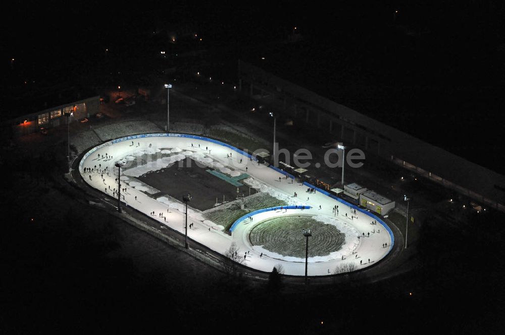 Dresden bei Nacht von oben - Eislaufbahn in Dresden bei Nacht