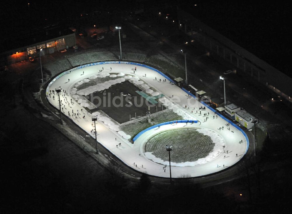 Dresden bei Nacht aus der Vogelperspektive: Eislaufbahn in Dresden bei Nacht