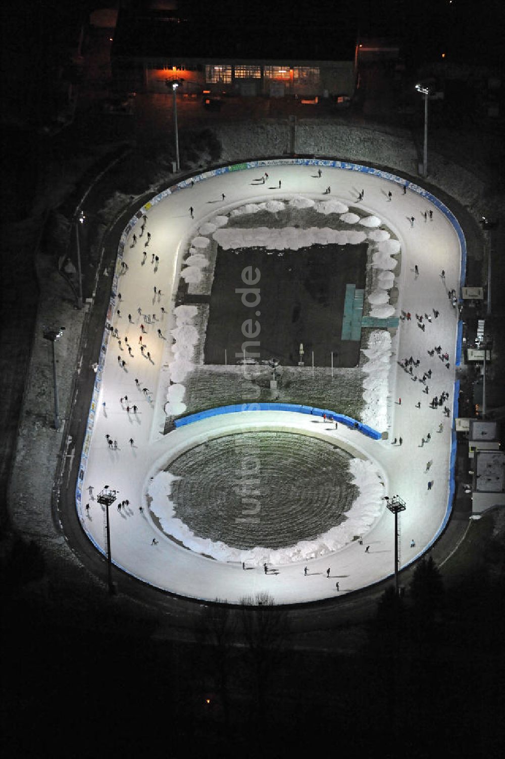 Dresden bei Nacht aus der Vogelperspektive: Eislaufbahn in Dresden bei Nacht