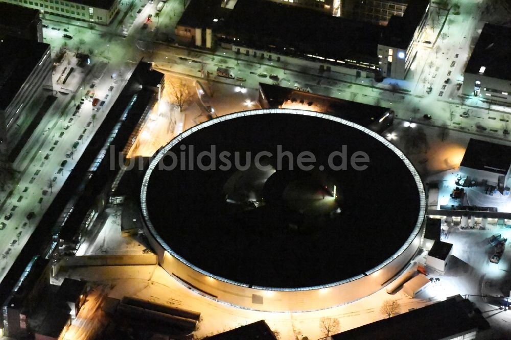 Nachtluftbild Berlin - Nachtluftbild Elektronen- Speicherring BESSY - Synchrotronstrahlungsquelle der dritten Generation in Berlin - Adlershof