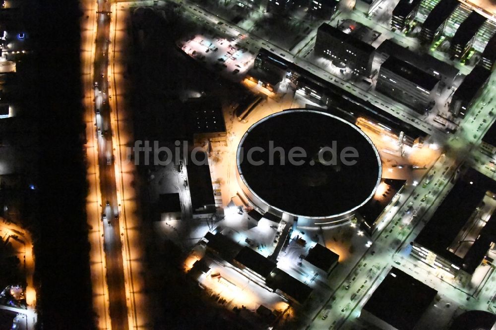 Berlin bei Nacht aus der Vogelperspektive: Nachtluftbild Elektronen- Speicherring BESSY - Synchrotronstrahlungsquelle der dritten Generation in Berlin - Adlershof