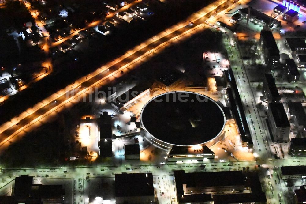 Nachtluftbild Berlin - Nachtluftbild Elektronen- Speicherring BESSY - Synchrotronstrahlungsquelle der dritten Generation in Berlin - Adlershof