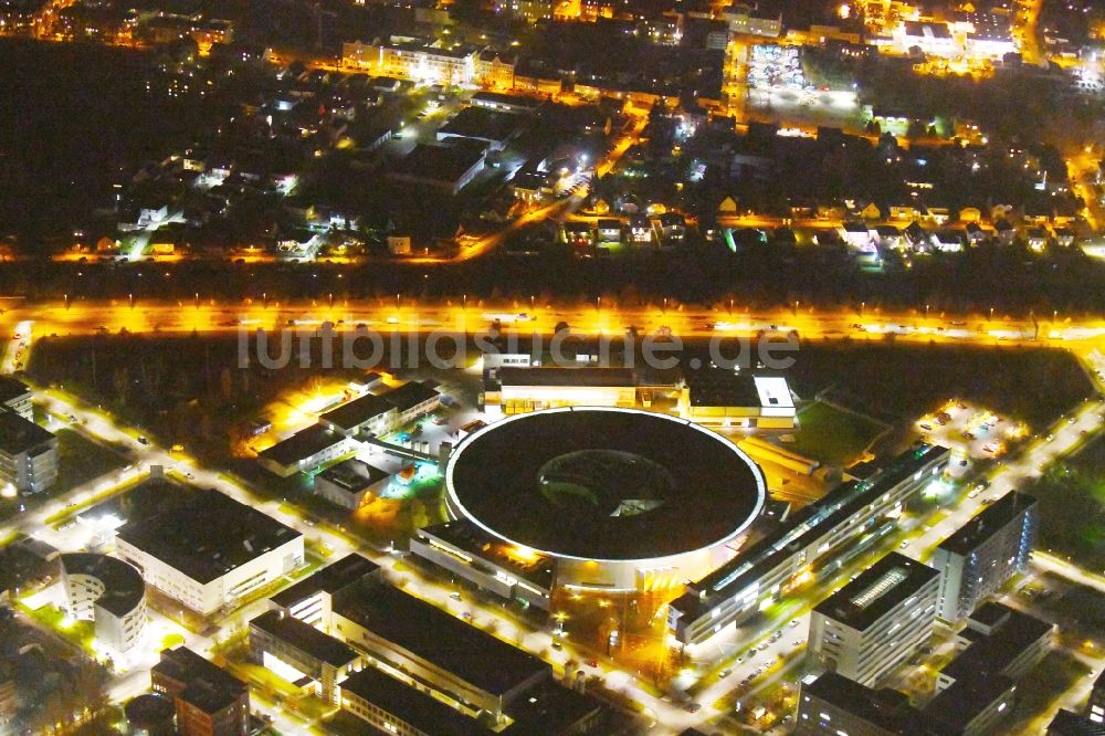 Berlin bei Nacht von oben - Nachtluftbild Elektronen- Speicherring BESSY - Synchrotronstrahlungsquelle der dritten Generation in Berlin - Adlershof