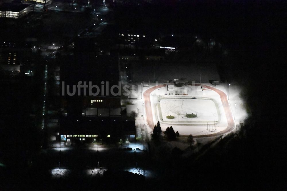 Nacht-Luftaufnahme Potsdam - Nachtluftbild Ensemble der Sportplatzanlagen Luftschiffhafen Potsdam Olympischer Weg im Ortsteil Westliche Vorstadt in Potsdam im Bundesland Brandenburg