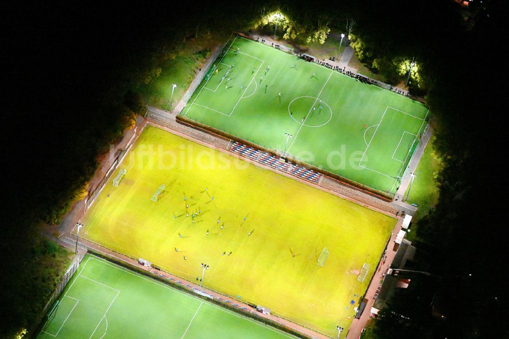 Berlin bei Nacht von oben - Nachtluftbild Ensemble der Sportplatzanlagen Werner-Seelenbinder-Sportpark in Berlin