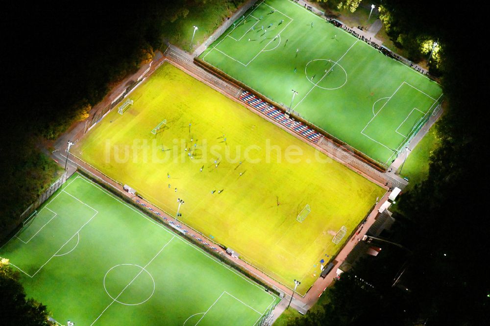 Berlin bei Nacht aus der Vogelperspektive: Nachtluftbild Ensemble der Sportplatzanlagen Werner-Seelenbinder-Sportpark in Berlin