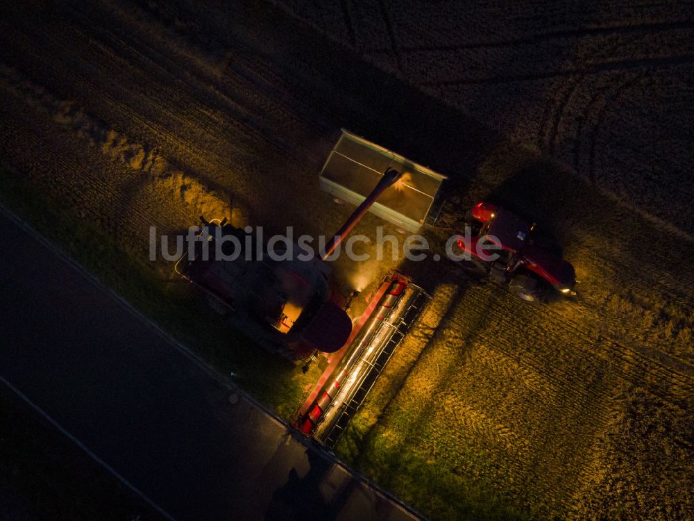 Bannewitz bei Nacht von oben - Nachtluftbild Ernteeinsatz auf landwirtschaftlichen Feldern in Bannewitz im Bundesland Sachsen, Deutschland