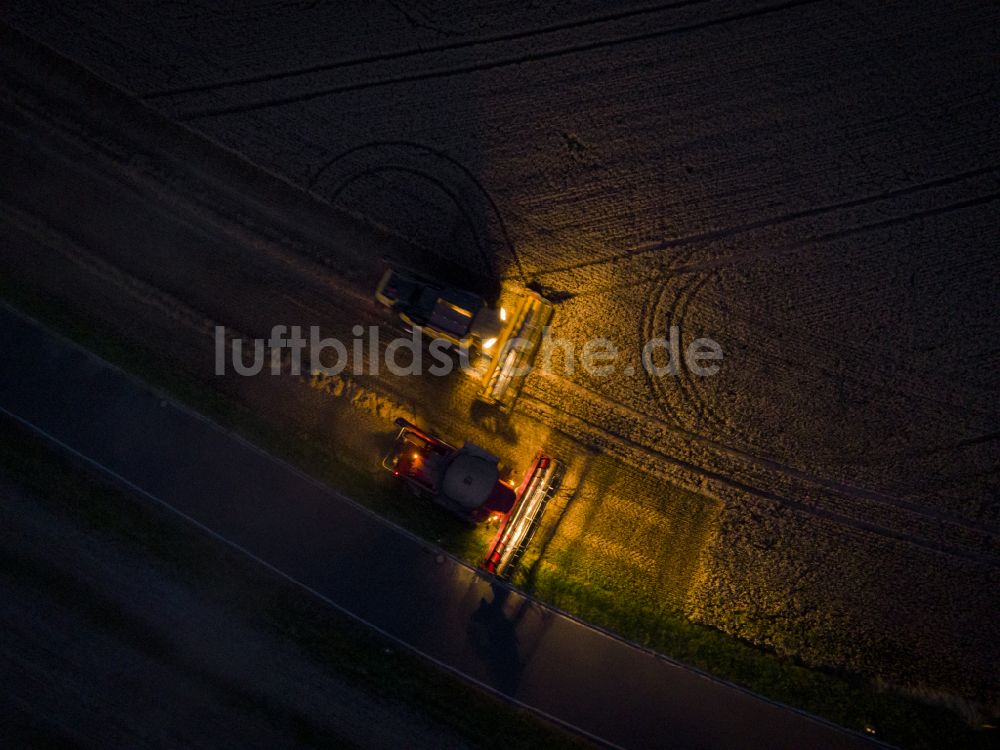 Hornschänke bei Nacht von oben - Nachtluftbild Ernteeinsatz auf landwirtschaftlichen Feldern in Hornschänke im Bundesland Sachsen, Deutschland