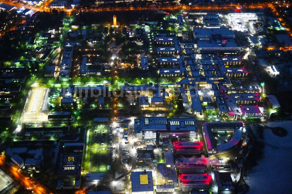 Lübeck bei Nacht von oben - Nachtluftbild Erweiterungs- Neubau auf dem Klinikgelände des Krankenhauses UKSH Universitätsklinikum Schleswig-Holstein im Ortsteil St. Jürgen in Lübeck im Bundesland Schleswig-Holstein, Deutschland