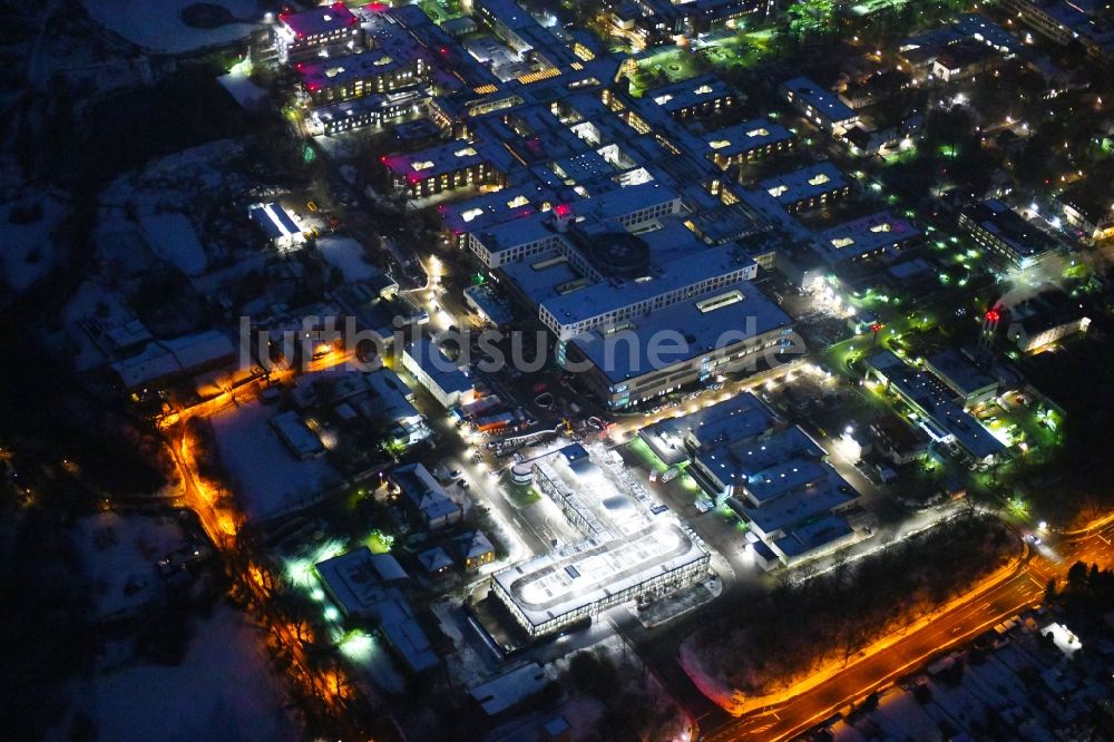 Nachtluftbild Lübeck - Nachtluftbild Erweiterungs- Neubau auf dem Klinikgelände des Krankenhauses UKSH Universitätsklinikum Schleswig-Holstein im Ortsteil St. Jürgen in Lübeck im Bundesland Schleswig-Holstein, Deutschland