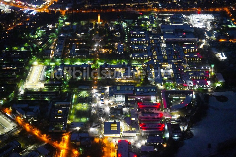 Lübeck bei Nacht von oben - Nachtluftbild Erweiterungs- Neubau auf dem Klinikgelände des Krankenhauses UKSH Universitätsklinikum Schleswig-Holstein im Ortsteil St. Jürgen in Lübeck im Bundesland Schleswig-Holstein, Deutschland