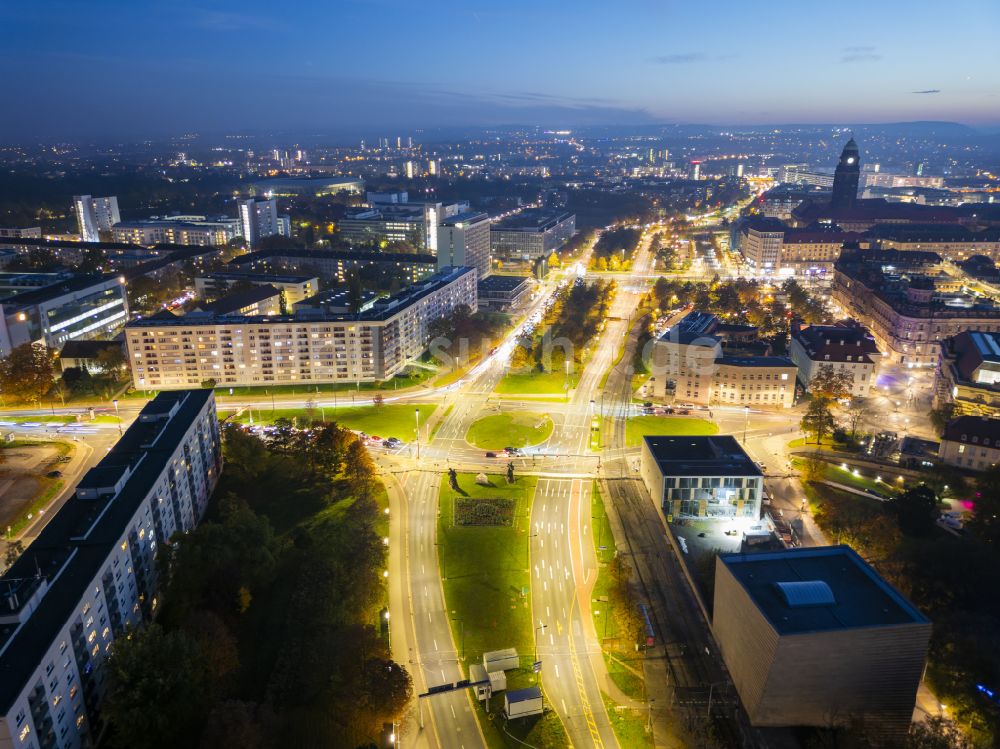 Nacht-Luftaufnahme Dresden - Nachtluftbild Fahrbahnmarkierung der Kreuzung in Dresden im Bundesland Sachsen, Deutschland