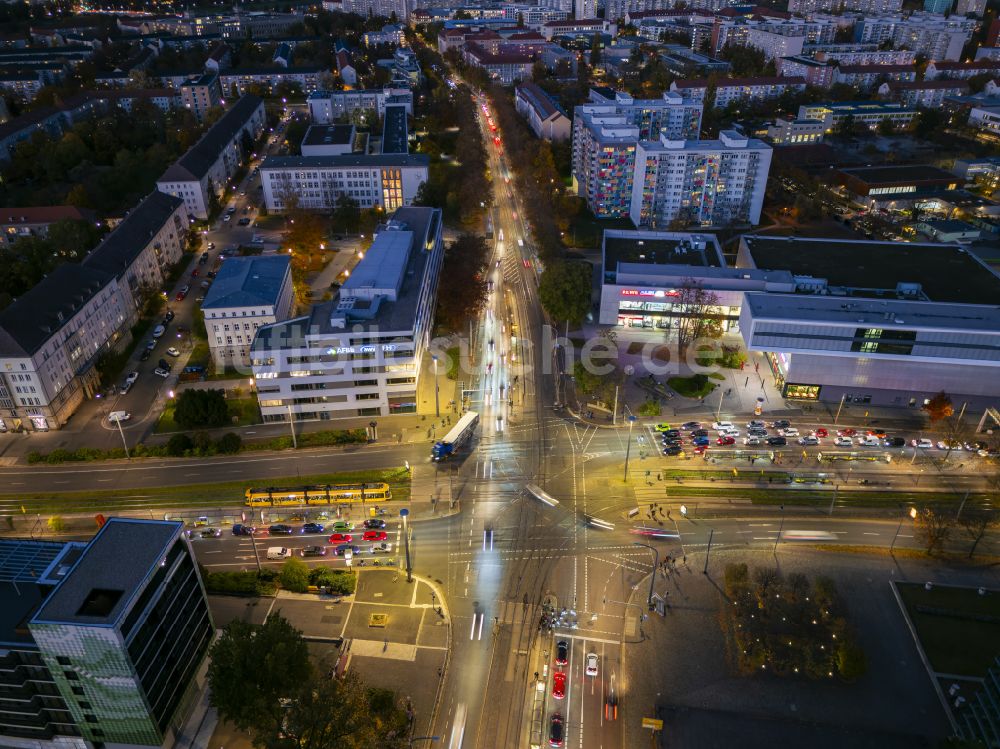 Nachtluftbild Dresden - Nachtluftbild Fahrbahnmarkierung der Kreuzung in Dresden im Bundesland Sachsen, Deutschland