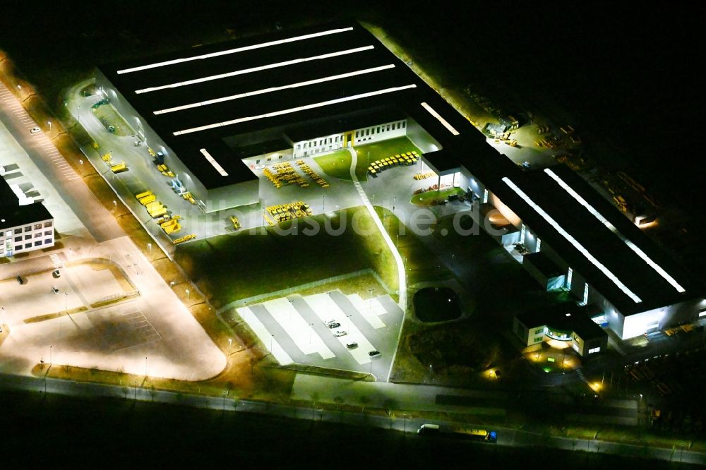 Hörselberg-Hainich bei Nacht von oben - Nachtluftbild Fahrzeugbau- Werksgelände der Bell Equipment GmbH in Hörselberg-Hainich im Bundesland Thüringen, Deutschland