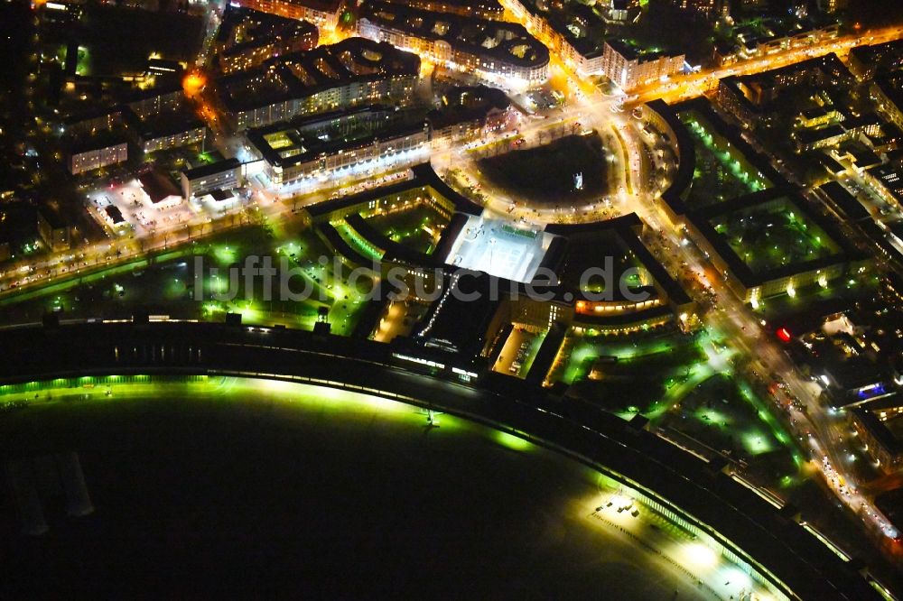 Nachtluftbild Berlin - Nachtluftbild Fassade des Baudenkmales Flughafen Tempelhof am Platz der Luftbrücke in Berlin, Deutschland