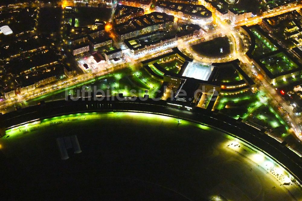 Nacht-Luftaufnahme Berlin - Nachtluftbild Fassade des Baudenkmales Flughafen Tempelhof am Platz der Luftbrücke in Berlin, Deutschland