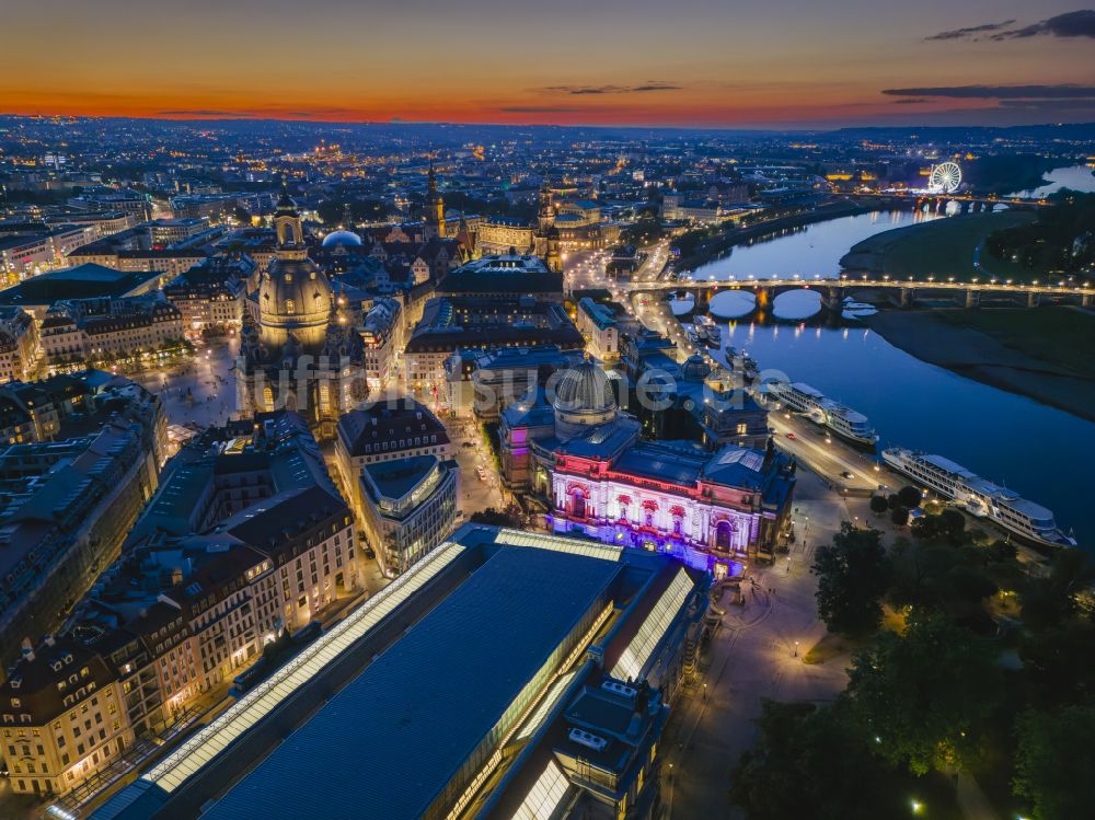 Nacht-Luftaufnahme Dresden - Nachtluftbild Fassade des Baudenkmales Kunsthalle Oktogon im Lipsius-Bau in Dresden im Bundesland Sachsen, Deutschland