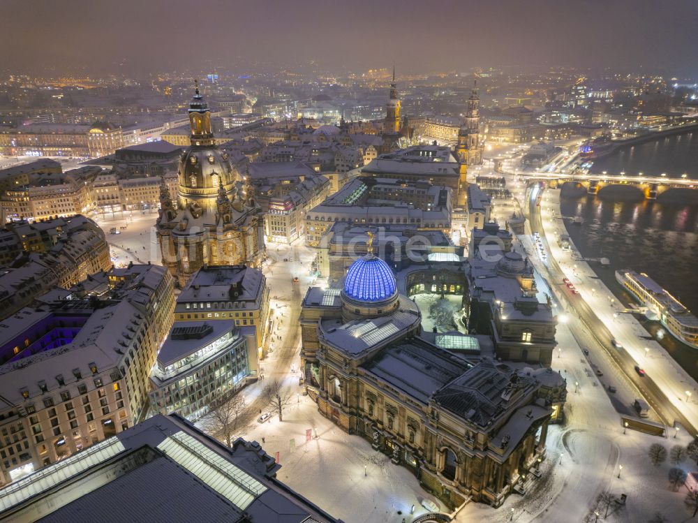 Dresden bei Nacht von oben - Nachtluftbild Fassade des Baudenkmales Kunsthalle Oktogon im Lipsius-Bau in Dresden im Bundesland Sachsen, Deutschland