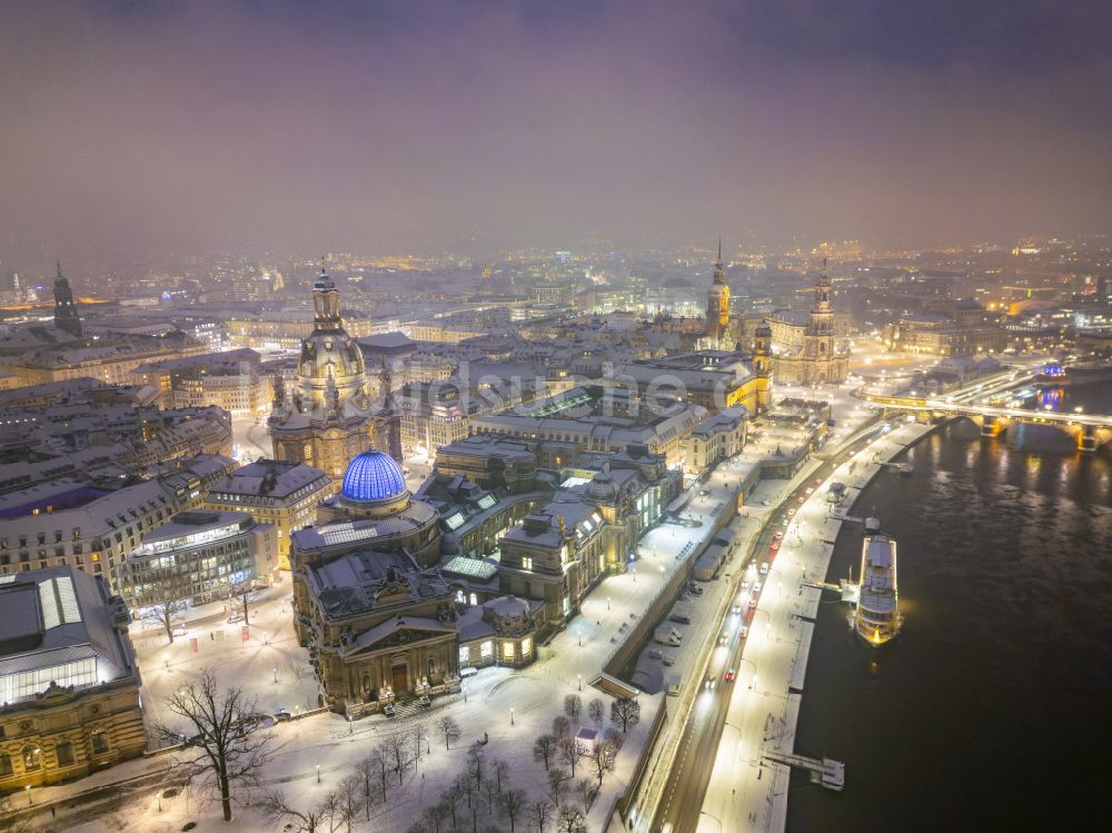 Dresden bei Nacht aus der Vogelperspektive: Nachtluftbild Fassade des Baudenkmales Kunsthalle Oktogon im Lipsius-Bau in Dresden im Bundesland Sachsen, Deutschland