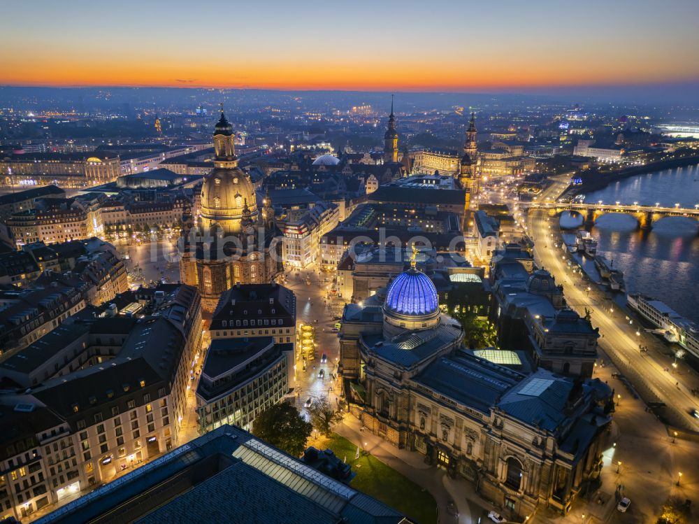 Dresden bei Nacht aus der Vogelperspektive: Nachtluftbild Fassade des Baudenkmales Kunsthalle Oktogon im Lipsius-Bau in Dresden im Bundesland Sachsen, Deutschland