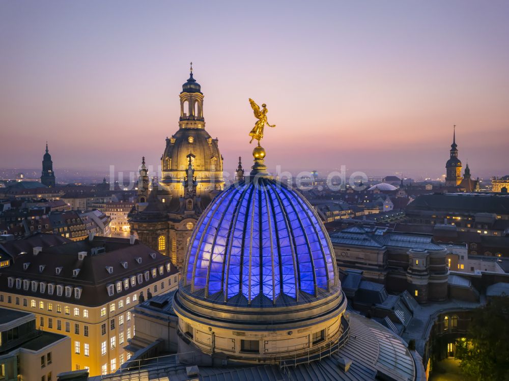 Nachtluftbild Dresden - Nachtluftbild Fassade des Baudenkmales Kunsthalle Oktogon im Lipsius-Bau in Dresden im Bundesland Sachsen, Deutschland