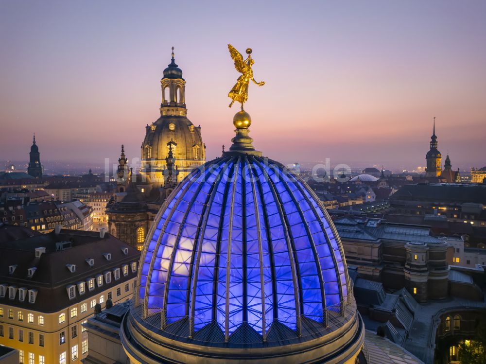 Dresden bei Nacht von oben - Nachtluftbild Fassade des Baudenkmales Kunsthalle Oktogon im Lipsius-Bau in Dresden im Bundesland Sachsen, Deutschland