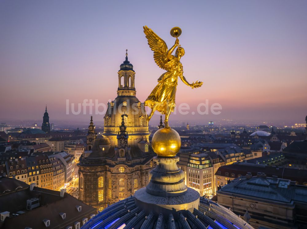 Dresden bei Nacht aus der Vogelperspektive: Nachtluftbild Fassade des Baudenkmales Kunsthalle Oktogon im Lipsius-Bau in Dresden im Bundesland Sachsen, Deutschland