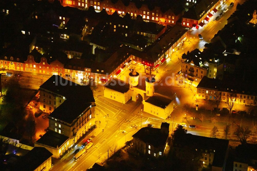 Potsdam bei Nacht von oben - Nachtluftbild Fassade des Baudenkmales Nauener Tor an der Friedrich-Ebert-Straße im Ortsteil Innenstadt in Potsdam im Bundesland Brandenburg, Deutschland