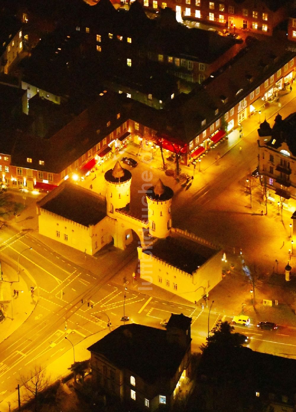 Potsdam bei Nacht aus der Vogelperspektive: Nachtluftbild Fassade des Baudenkmales Nauener Tor an der Friedrich-Ebert-Straße im Ortsteil Innenstadt in Potsdam im Bundesland Brandenburg, Deutschland