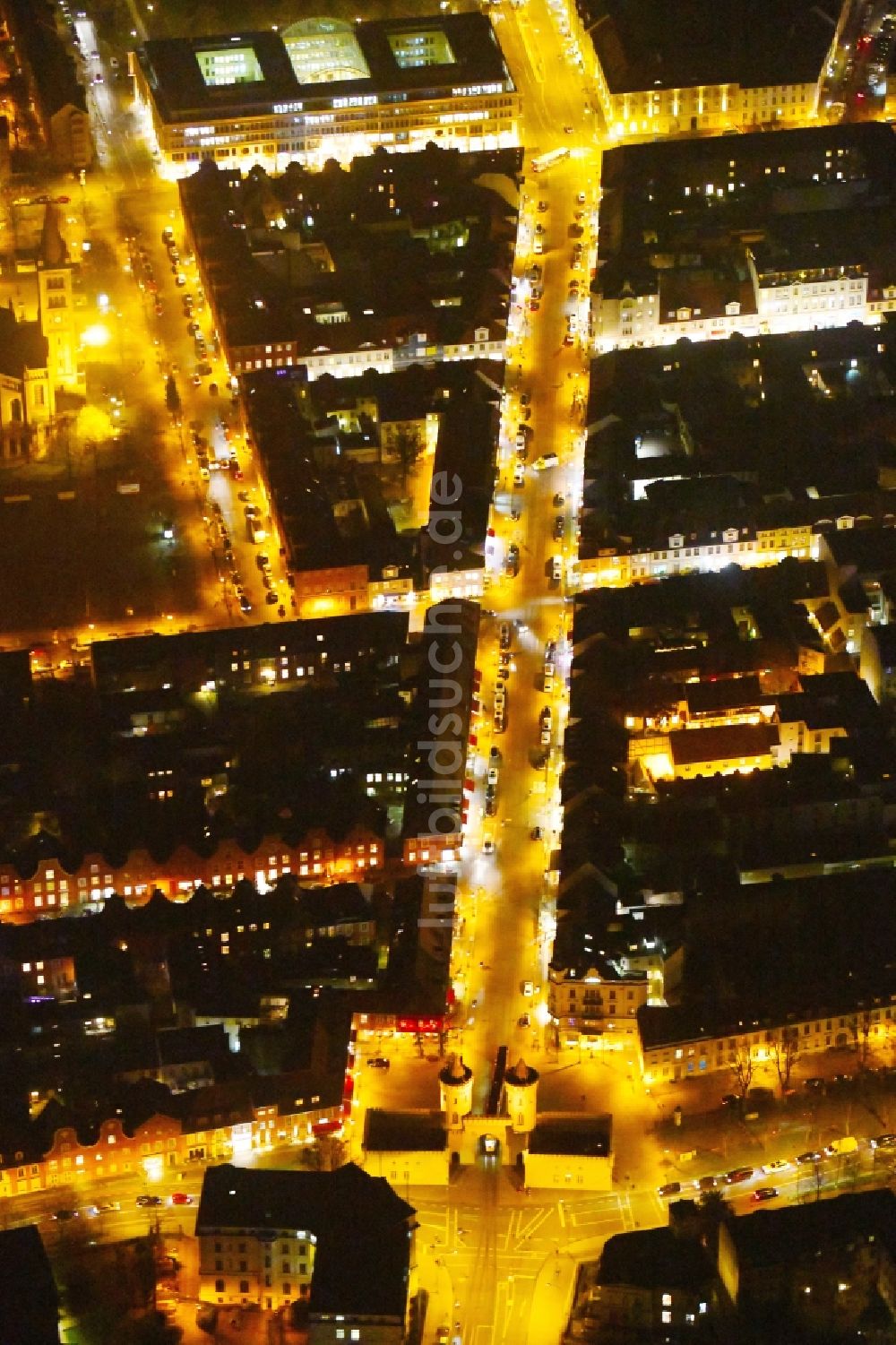 Potsdam bei Nacht von oben - Nachtluftbild Fassade des Baudenkmales Nauener Tor an der Friedrich-Ebert-Straße in Potsdam im Bundesland Brandenburg, Deutschland