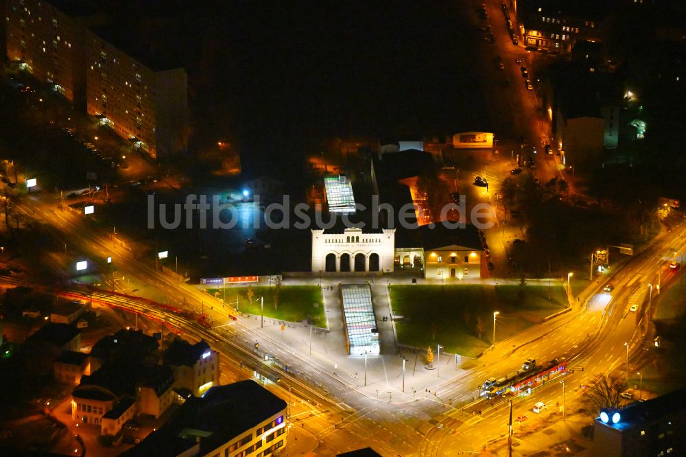 Leipzig bei Nacht von oben - Nachtluftbild Fassade des Baudenkmales Sächsisch- Bayerischer Bahnhof in Leipzig im Bundesland Sachsen, Deutschland