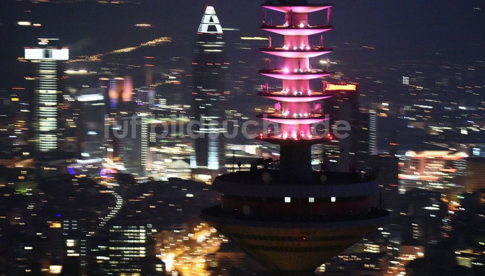 Nachtluftbild Frankfurt am Main - Nachtluftbild Fernmeldeturm und Fernsehturm in Frankfurt am Main im Bundesland Hessen