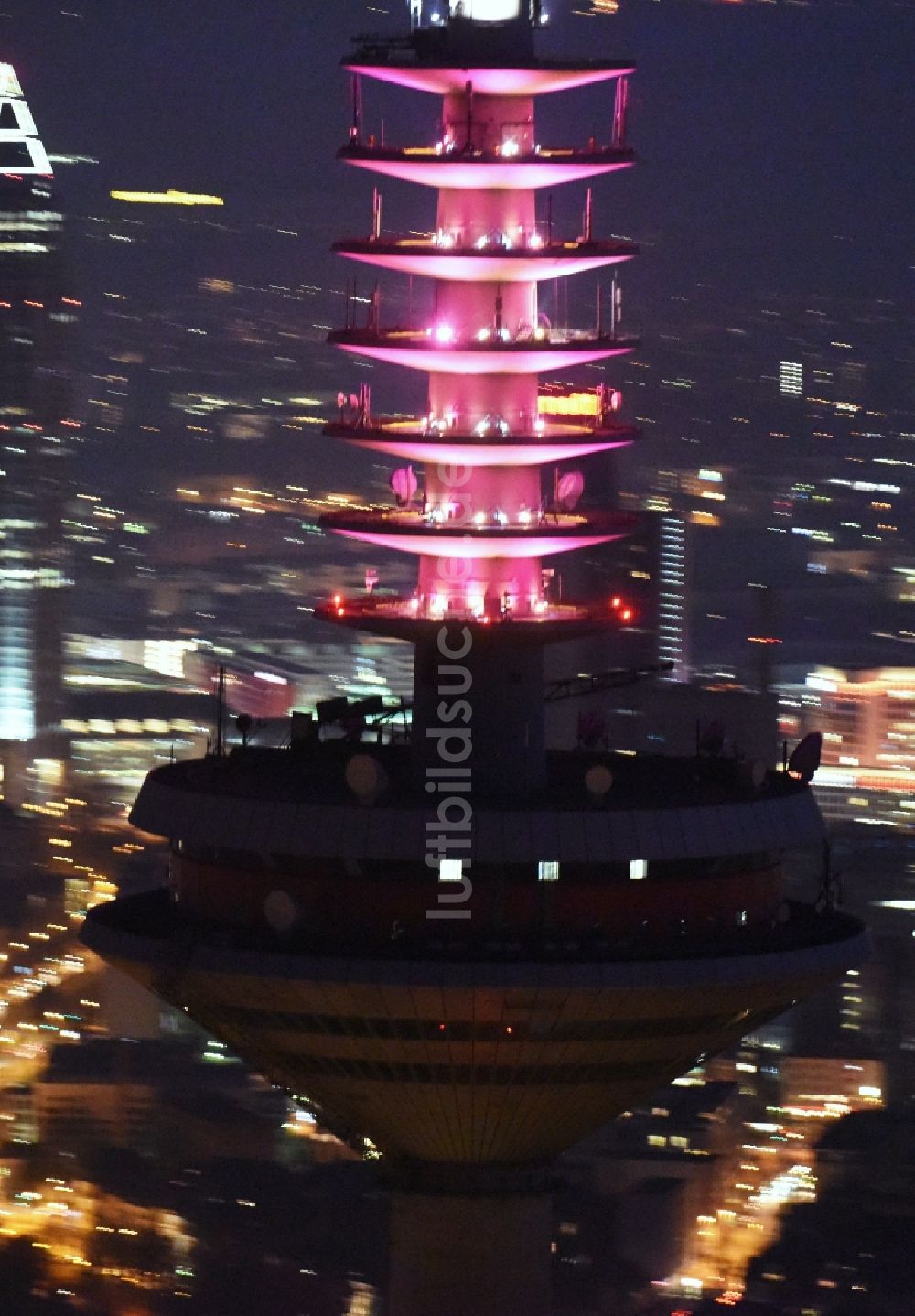 Nacht-Luftaufnahme Frankfurt am Main - Nachtluftbild Fernmeldeturm und Fernsehturm in Frankfurt am Main im Bundesland Hessen