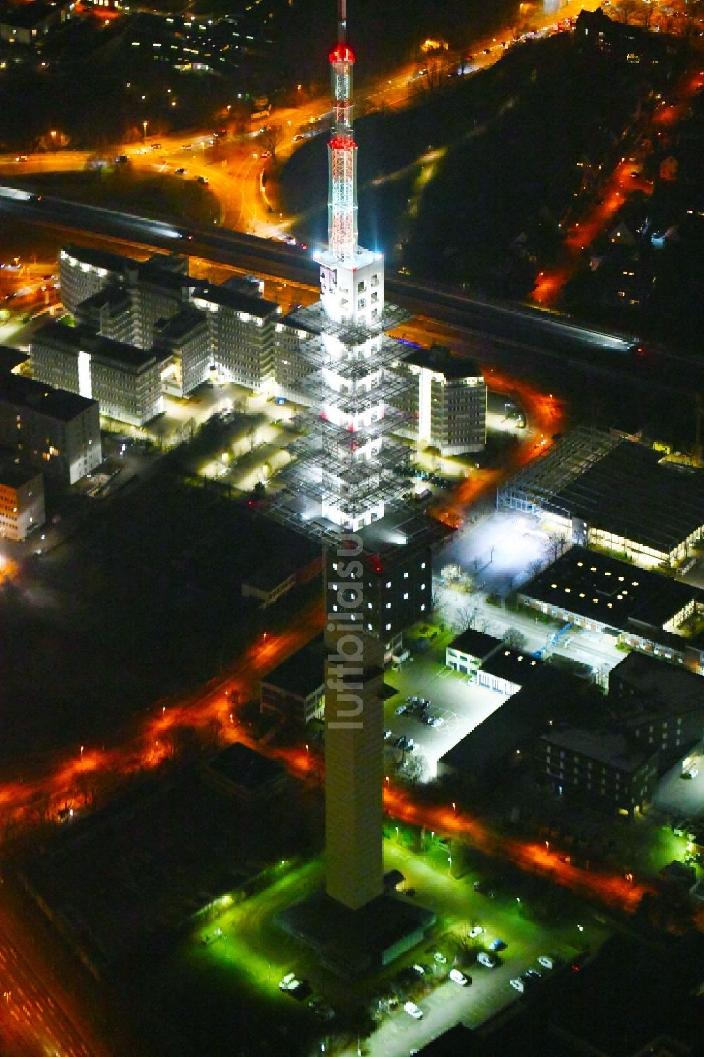 Nacht-Luftaufnahme Hannover - Nachtluftbild Fernmeldeturm und Fernsehturm im Ortsteil Buchholz-Kleefeld in Hannover im Bundesland Niedersachsen, Deutschland