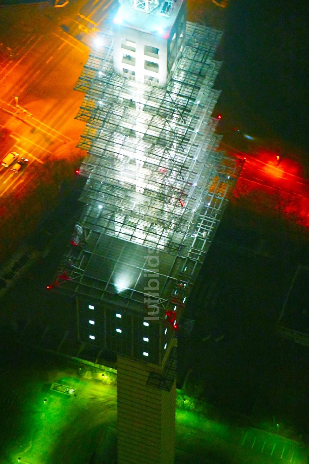 Hannover bei Nacht von oben - Nachtluftbild Fernmeldeturm und Fernsehturm im Ortsteil Buchholz-Kleefeld in Hannover im Bundesland Niedersachsen, Deutschland