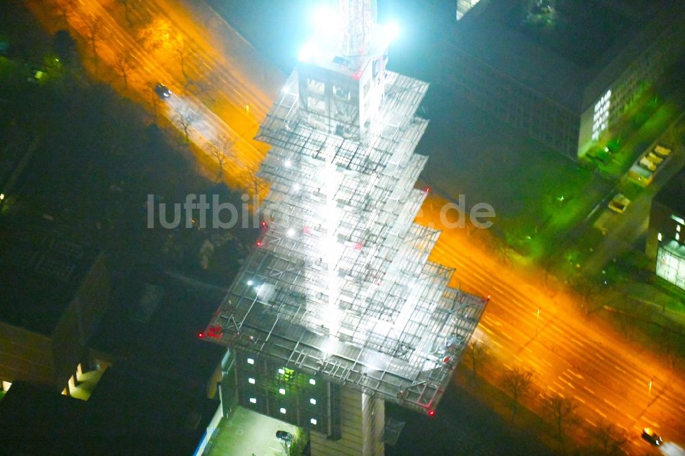 Hannover bei Nacht aus der Vogelperspektive: Nachtluftbild Fernmeldeturm und Fernsehturm im Ortsteil Buchholz-Kleefeld in Hannover im Bundesland Niedersachsen, Deutschland