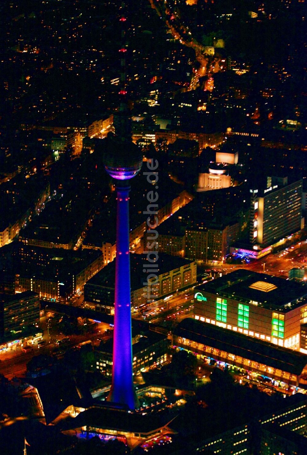 Nacht-Luftaufnahme Berlin - Fernsehturm in Berlin bei Nacht in Berlin