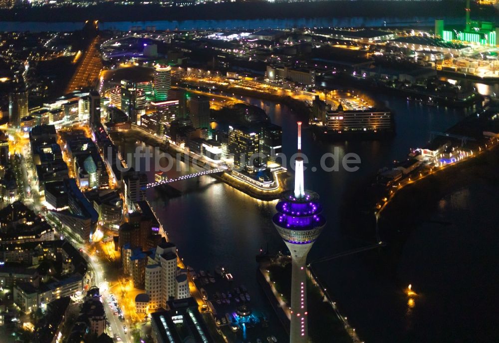 Nachtluftbild Düsseldorf - Nachtluftbild Fernsehturm Rheinturm in Düsseldorf im Bundesland Nordrhein-Westfalen