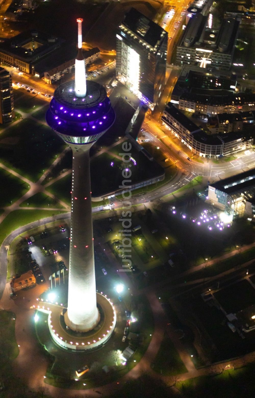 Nacht-Luftaufnahme Düsseldorf - Nachtluftbild Fernsehturm Rheinturm in Düsseldorf im Bundesland Nordrhein-Westfalen