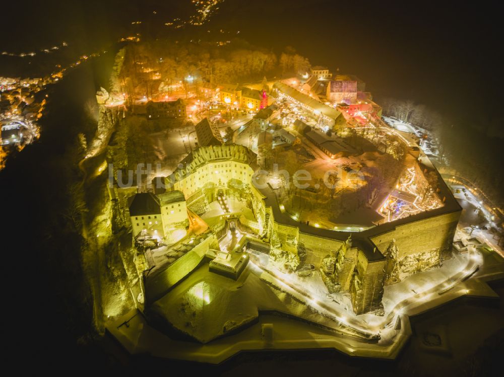 Königstein bei Nacht aus der Vogelperspektive: Nachtluftbild Festung Königstein an der Elbe im Landkreis Sächsische Schweiz-Osterzgebirge im Bundesland Sachsen