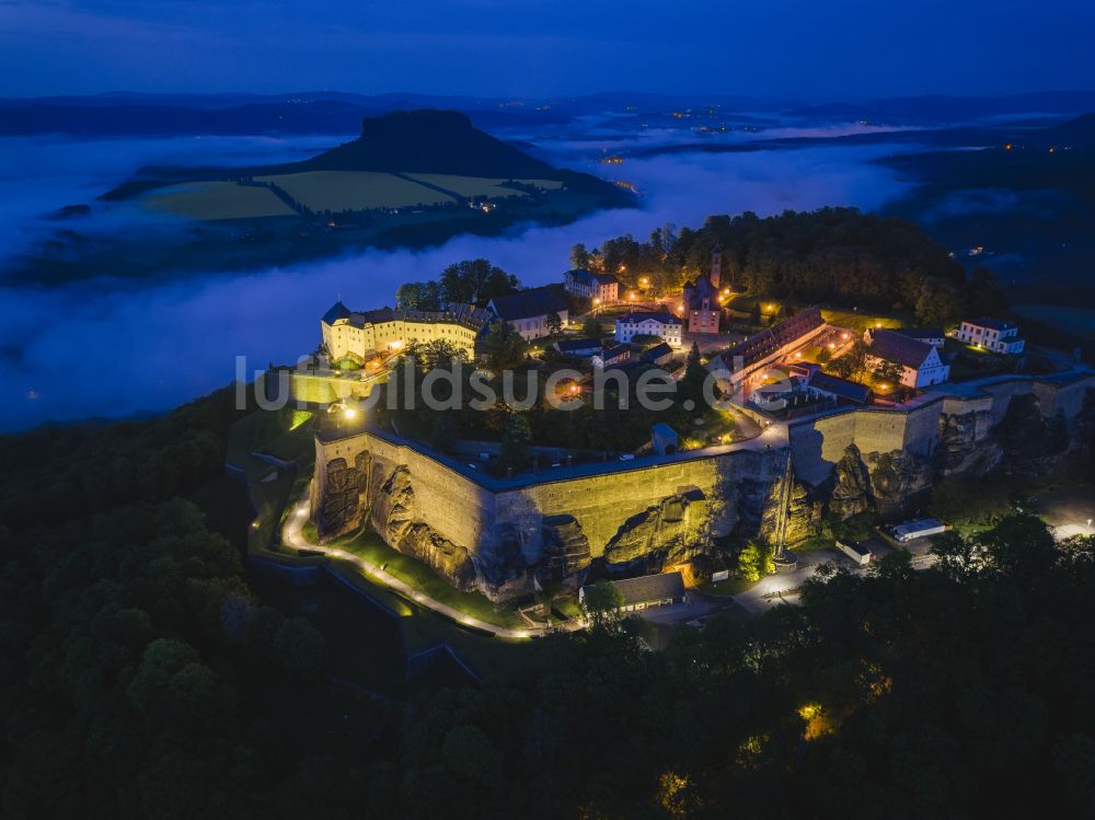 Nachtluftbild Königstein - Nachtluftbild Festung Königstein an der Elbe im Landkreis Sächsische Schweiz-Osterzgebirge im Bundesland Sachsen