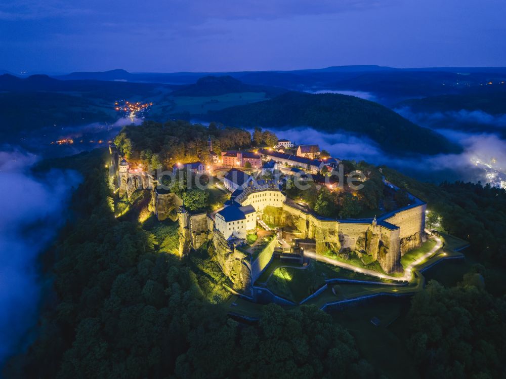 Nacht-Luftaufnahme Königstein - Nachtluftbild Festung Königstein an der Elbe im Landkreis Sächsische Schweiz-Osterzgebirge im Bundesland Sachsen