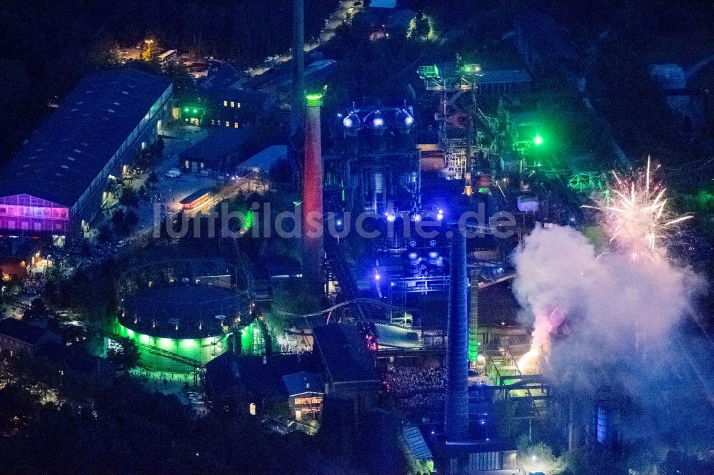 Nacht-Luftaufnahme Duisburg - Feuerwerk im Landschaftspark Duisburg-Nord in der Nacht der Industriekultur im Rahmen der Aktion Extraschicht 2012