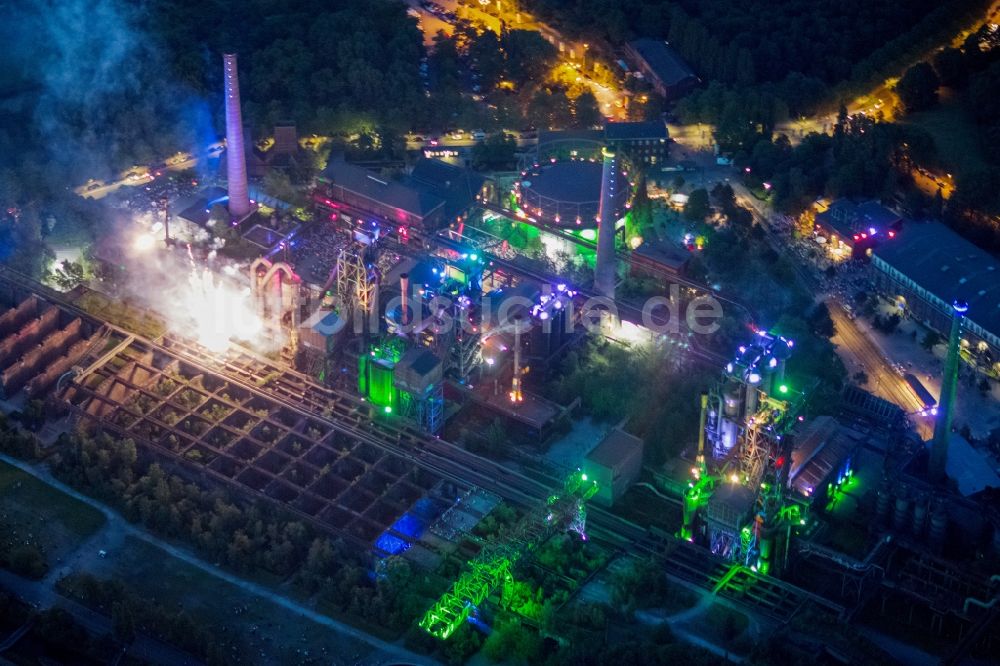 Duisburg bei Nacht aus der Vogelperspektive: Feuerwerk im Landschaftspark Duisburg-Nord in der Nacht der Industriekultur im Rahmen der Aktion Extraschicht 2012