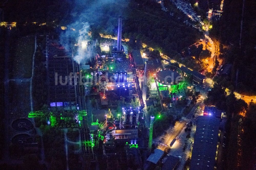 Nachtluftbild Duisburg - Feuerwerk im Landschaftspark Duisburg-Nord in der Nacht der Industriekultur im Rahmen der Aktion Extraschicht 2012