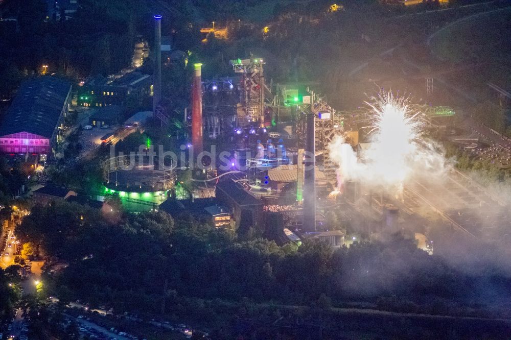 Nacht-Luftaufnahme Duisburg - Feuerwerk im Landschaftspark Duisburg-Nord in der Nacht der Industriekultur im Rahmen der Aktion Extraschicht 2012