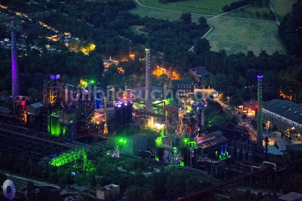 Nachtluftbild Duisburg - Feuerwerk im Landschaftspark Duisburg-Nord in der Nacht der Industriekultur im Rahmen der Aktion Extraschicht 2012