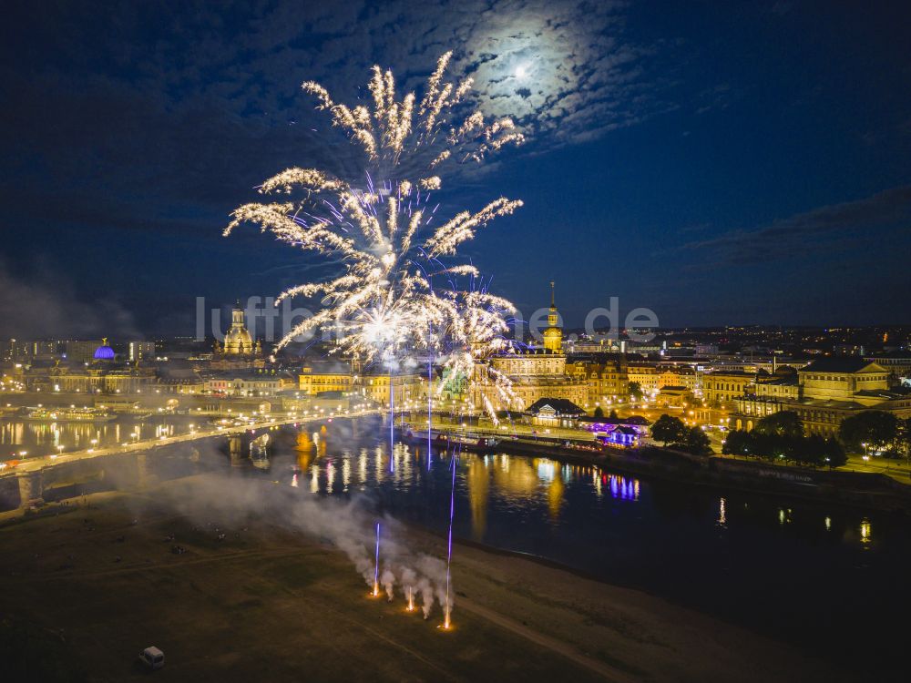 Dresden bei Nacht aus der Vogelperspektive: Feuerwerks- Figuren im Nacht- Himmel über dem Veranstaltungsgelände der Elbwiesen in Dresden im Bundesland Sachsen, Deutschland